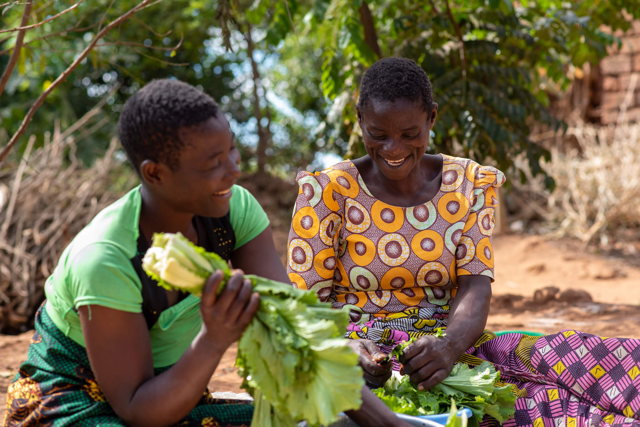 Christina Daelo (right) prepares vegetables for lunch with a relative. Mchiramwera, Thyolo District, Malawi. Image: ETP/Homeline Media