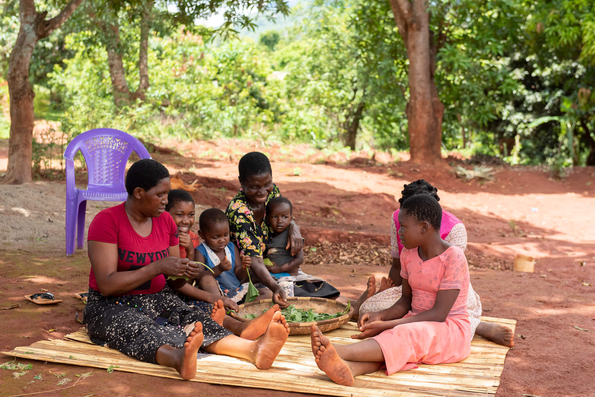 Fanny Paul with her family, preparing vegetables to eat for lunch. Mukuta village, Mulanje District, Malawi. Image: ETP